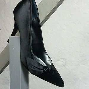 WHBM dressy black 4 inch heel w/bow